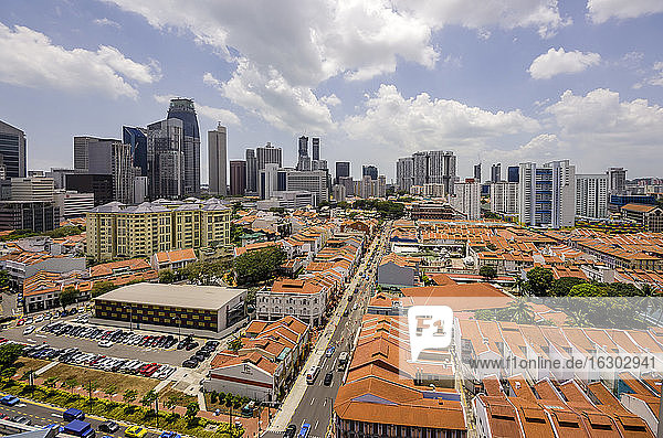 Singapur  Chinatown  Blick auf alte Gebäude vor Hochhäusern  Blick von oben