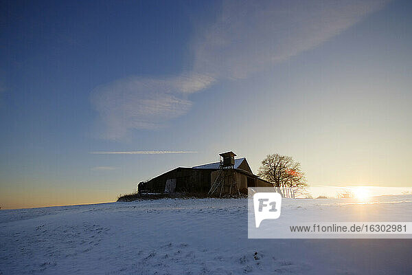 Deutschland  Rheinland-Pfalz  Neuwied  Bauernhaus im Winter