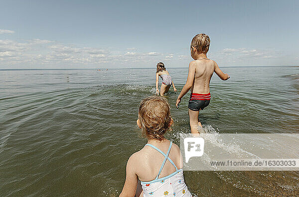 Kinder haben Spaß in den Sommerferien am Strand