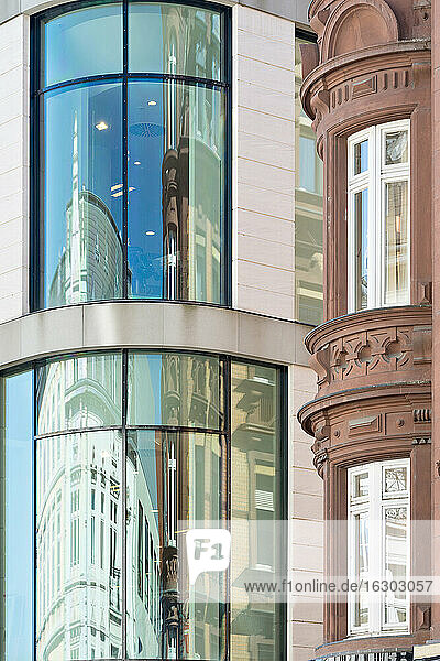 Deutschland  Baden-Württemberg  Konstanz  Spiegelungen in Glasfront eines Kaufhauses
