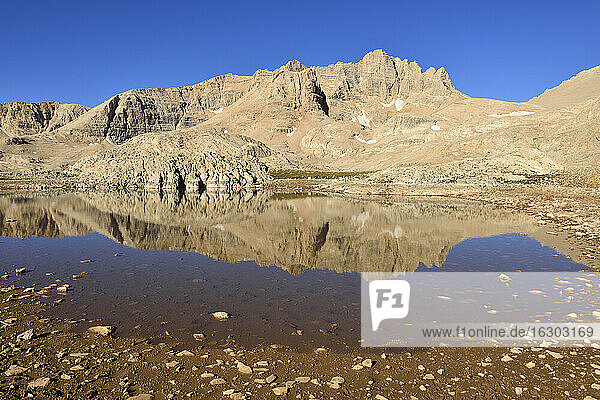 Türkei  Anti-Taurus-Gebirge  Aladaglar-Nationalpark  Yedigoeller-Hochebene  Spiegelung des Berges Kizilkaya in einem Teich