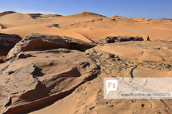 Algerien  Sahara  Tassili N'Ajjer National Park  Winderosion an Felsen bei Tehak