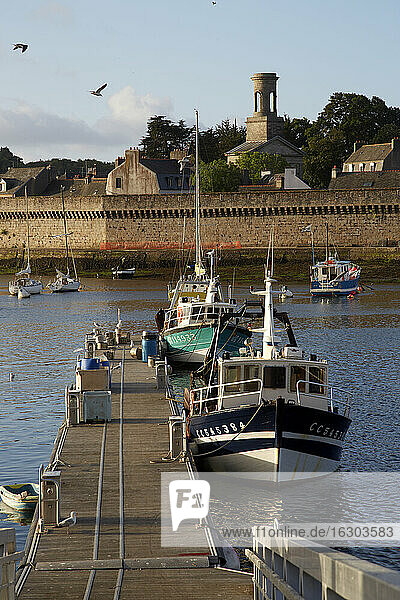 Frankreich  Bretagne  Finistere  Concarneau  Fischereihafen  Ville close im Hintergrund