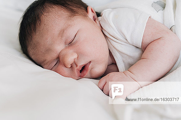 Nahaufnahme niedlichen neugeborenen Baby Mädchen schlafen auf dem Bett im Krankenhaus