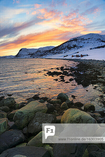 Hütten bei Sonnenuntergang  Finnmark  Norwegen