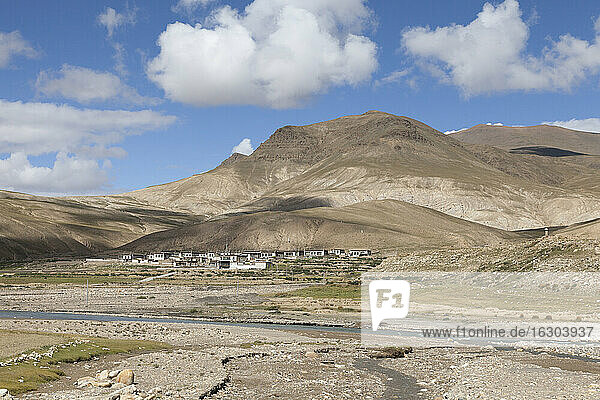 Tibet  Tibetische Hochebene  Siedlung im Herbst
