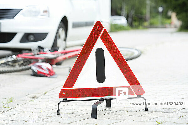 Warndreieck vor der Unfallstelle