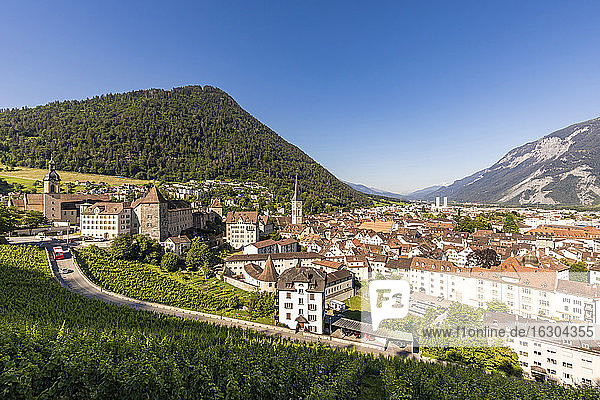 Schweiz  Kanton Graubünden  Chur  Alte Stadt in den Ostalpen im Sommer