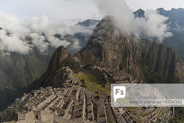 Peru  Anden  Wolken über Machu Picchu