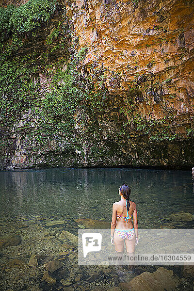 Westaustralien  Junge Frau im Badeanzug am Emma Gorge Wasserfall