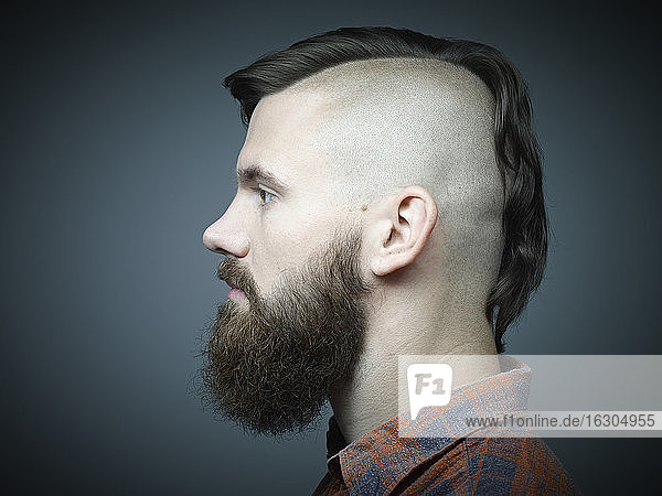 Profil eines jungen Mannes mit rasiertem Kopf
