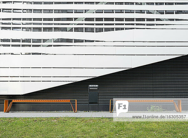 Deutschland  Nordrhein-Westfalen  Aachen  RWTH Aachen University  Fassade des Hörsaalgebäudes  Bänke