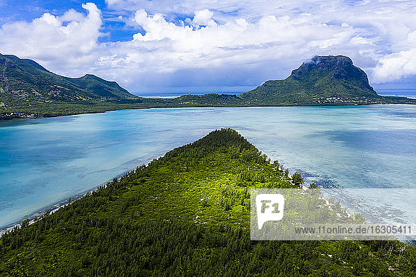 Mauritius  Black River  Tamarin  Blick aus dem Hubschrauber auf die grüne Halbinsel und den Berg Le Morne Brabant