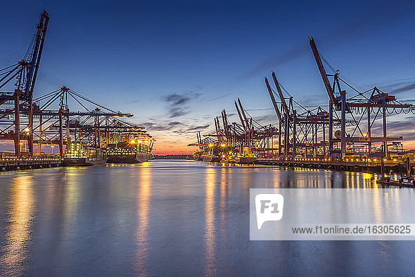 Deutschland  Hamburg  Hamburger Hafen  Containerterminal  Containerkräne und Containerschiffe am Abend