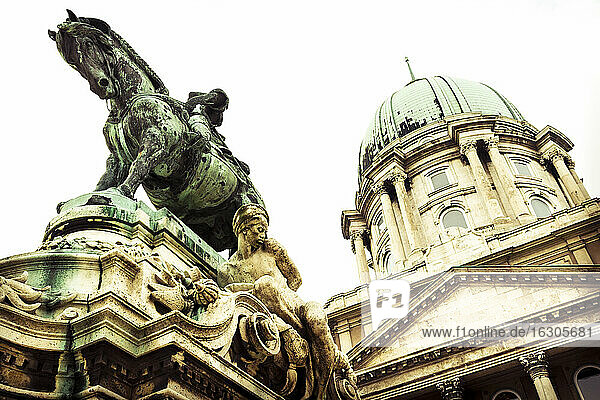 Ungarn  Budapest  Budaer Burg und equeatrische Skulptur