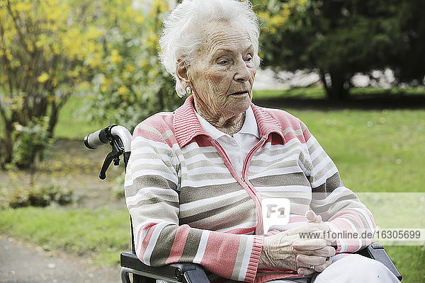 Deutschland  Nordrhein-Westfalen  Köln  Seniorin im Rollstuhl sitzend