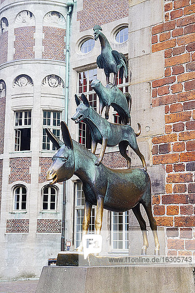 Deutschland  Bremen  Statue der Bremer Stadtmusikanten am Rathaus