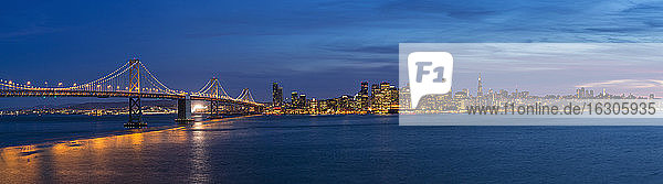 USA  Kalifornien  San Francisco  Skyline und Oakland Bay Bridge am Abend