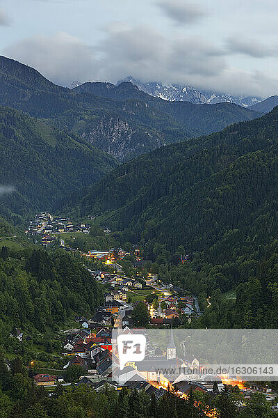 Österreich  Kärnten  Blick auf Bad Eisenkappel Dorf in der Nähe von Bergen