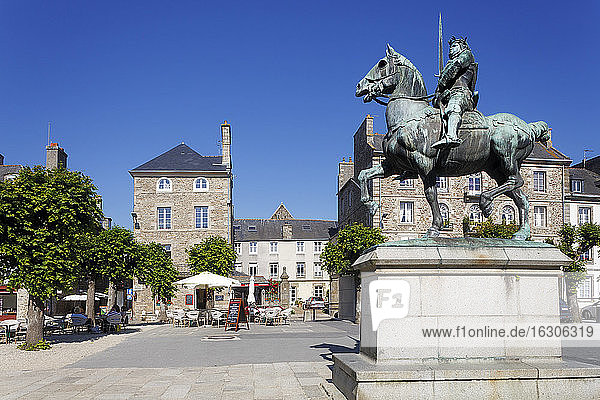Frankreich  Bretagne  Dinan  Statue von Bertrand du Guesclin