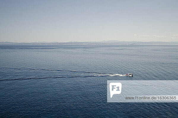 Frankreich  Korsika  Mittelmeer  Blick von Bonifacio  Boot vor der Küste Sardiniens