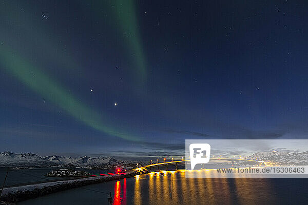 Norwegen  Provinz Troms  Blick auf Aurora Borealis bei Tromso