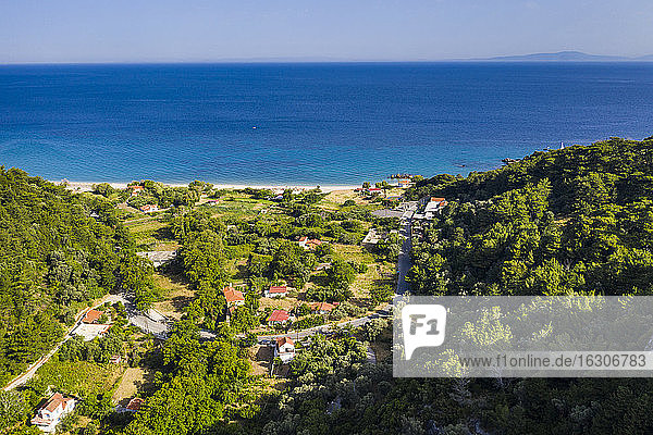 Luftaufnahme von Häusern an der Küste der Insel Samos mit Potami Beach im Hintergrund