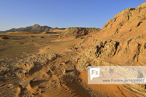 Afrika  Algerien  Sahara  Tassili N'Ajjer National Park  Tadrart  Sanddüne am Westhang des Tadrart Plateaus