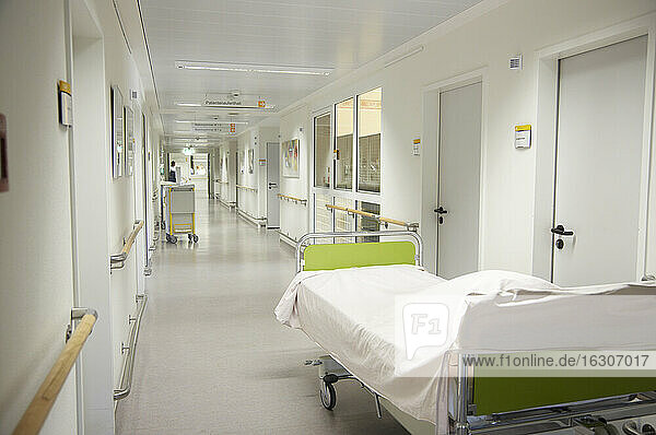 Deutschland  Freiburg  Blick auf ein Bett in einem leeren Krankenhauskorridor