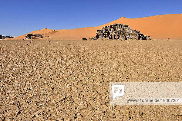 Algerien  Sahara  Tassili N'Ajjer National Park  Sandsteinfelsen und Sanddünen bei Ouan Zaouatan