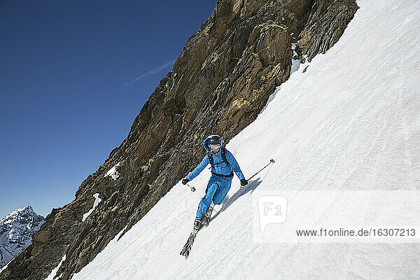 Österreich  Osttirol  Defereggental  Man telemark skiing