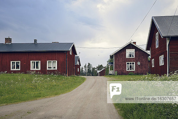 Schweden  Stroemsund  Siedlung mit typischen roten Holzhäusern