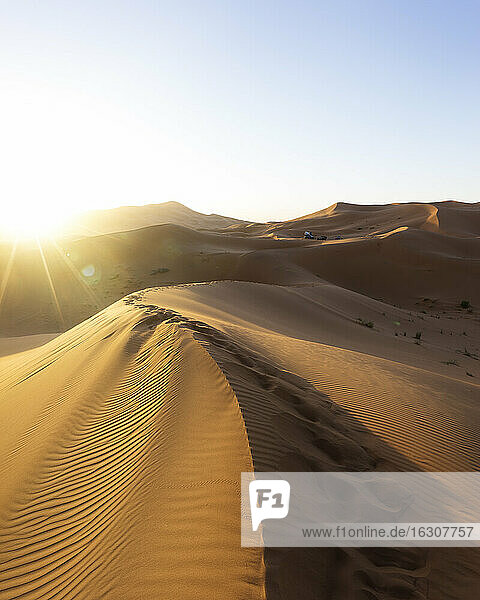 Sonnenuntergang über einer weiten  kargen Wüste