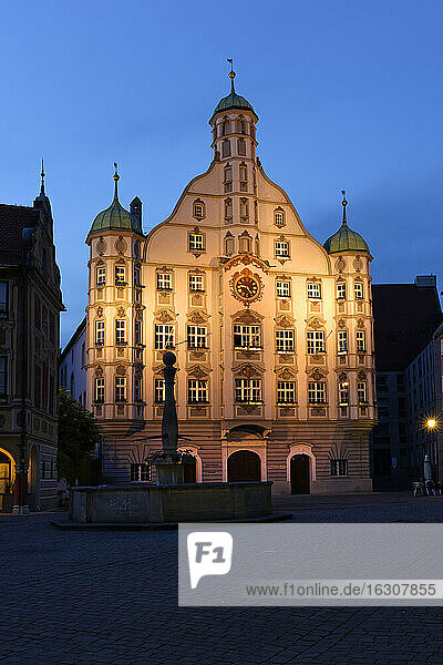 Deutschland  Bayern  Memmingen  Blick auf beleuchtetes Rathaus am Marktplatz