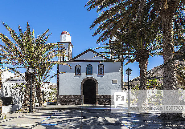 Spanien  Kanarische Inseln  Gran Canaria  Blick auf die Kirche Nuestra Seniora in Puerto de las Nieves