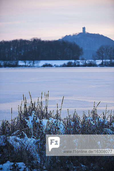 Deutschland  Rheinland-Pfalz  Rheintal  Rodder Maar  Burg Olbrueck im Winter