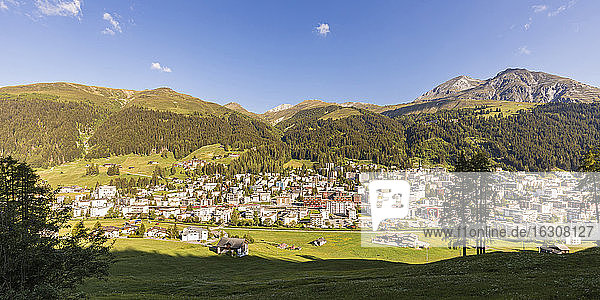 Schweiz  Kanton Graubünden  Davos  Panorama der Stadt im bewaldeten Tal der Rhätischen Alpen im Sommer