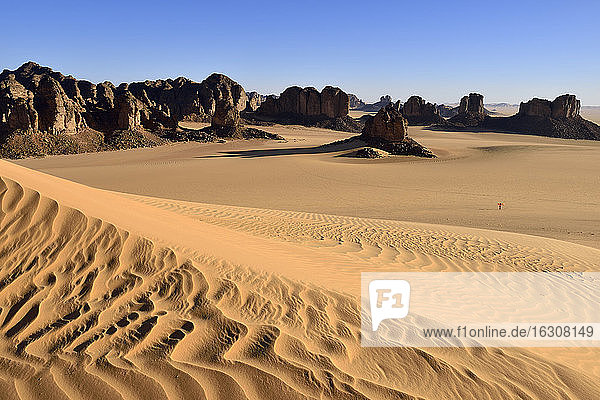 Afrika  Algerien  Sahara  Tassili N'Ajjer National Park  Sanddünen und Felsformationen bei Tikobaouine  Eine Frau in der Wüste