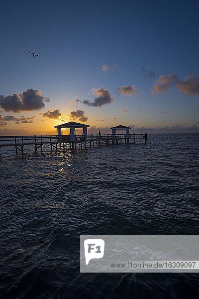 USA  Texas  Rockport  Aransas Bay  Sonnenaufgang und hölzerner Fischerei-Pier am Golf von Mexiko
