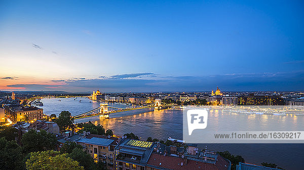 Ungarn  Budapest  Blick von Buda nach Pest  Kettenbrücke und Donau am Abend