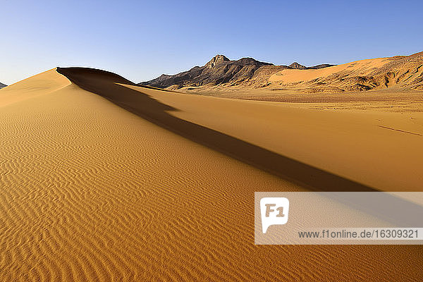 Afrika  Algerien  Sahara  Tassili N'Ajjer National Park  Tadrart  Sanddüne am Westhang des Tadrart Plateaus