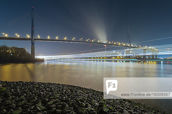 Deutschland  Hamburg  Hamburger Hafen und Köhlbrandbrücke bei Nacht