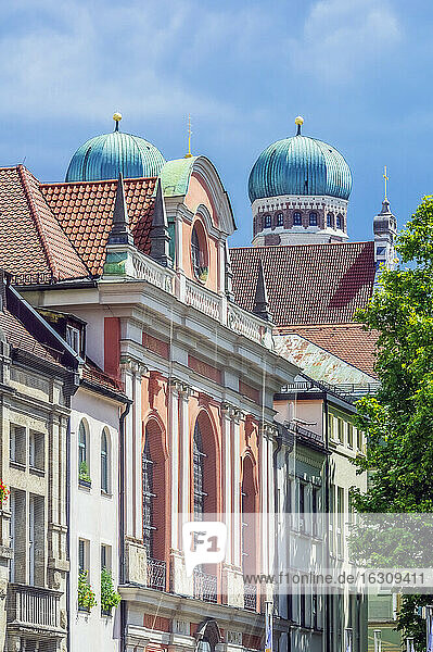 Deutschland  Bayern  München  Reihe alter Stadthäuser mit Kuppeln der Frauenkirche im Hintergrund