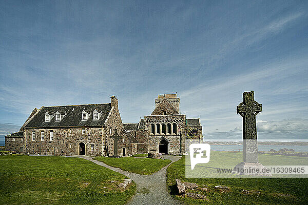UK  Schottland  Innere Hebriden  Iona  Blick auf die Abtei von Iona