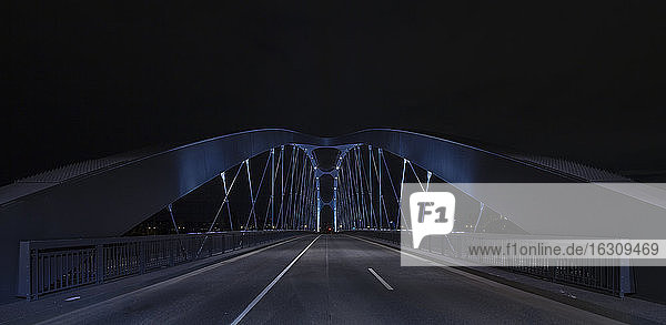 Deutschland  Hessen  Frankfurt am Main  Osthafenbrücke bei Nacht