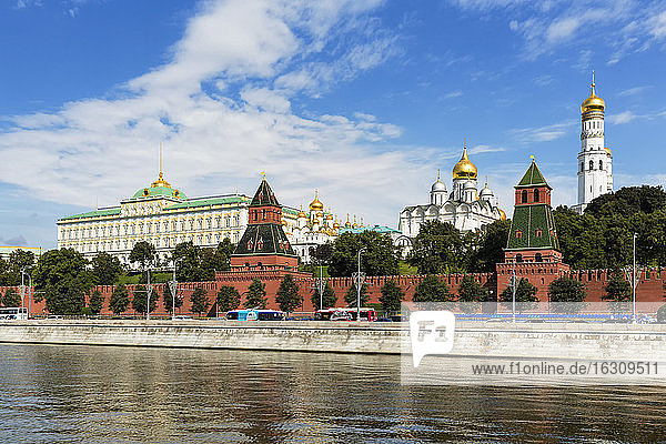 Russland  Moskau  Fluss Moskwa  Kremlmauer mit Türmen und Kathedralen