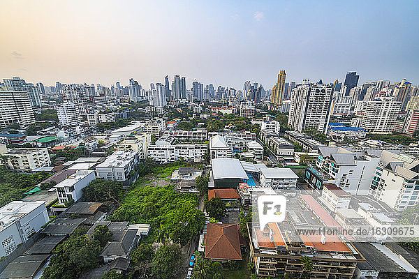 Thailand  Bangkok  Luftaufnahme eines Wohnviertels mit Wolkenkratzern in der Innenstadt im Hintergrund