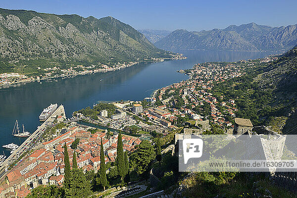 Montenegro  Crna Gora  Crna Gora  Blick auf die Altstadt und die Bucht von Kotor