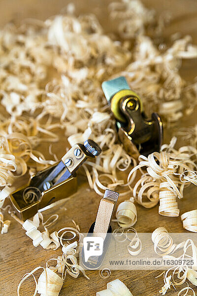 Schienen in einer Werkstatt eines Gitarrenbauers