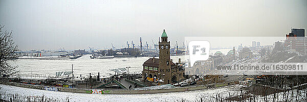 Deutschland  Hamburg  Panoramablick auf den Hamburger Hafen mit zugefrorener Elbe im Winter
